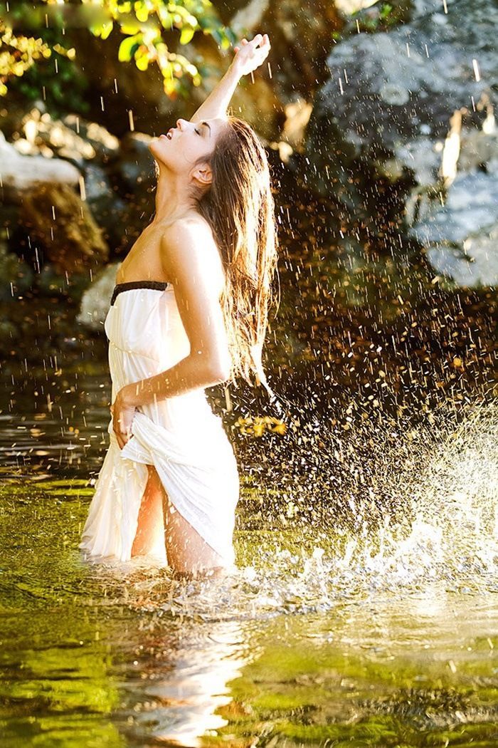 Marie Avgeropoulos in Agra