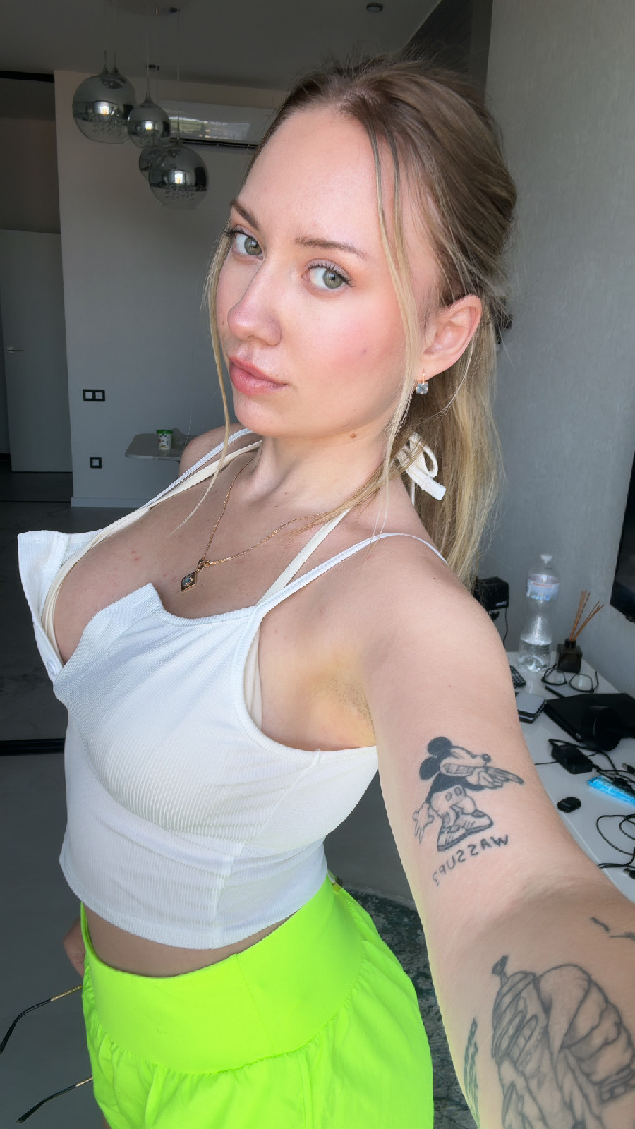 KateV in her underwear in Agra