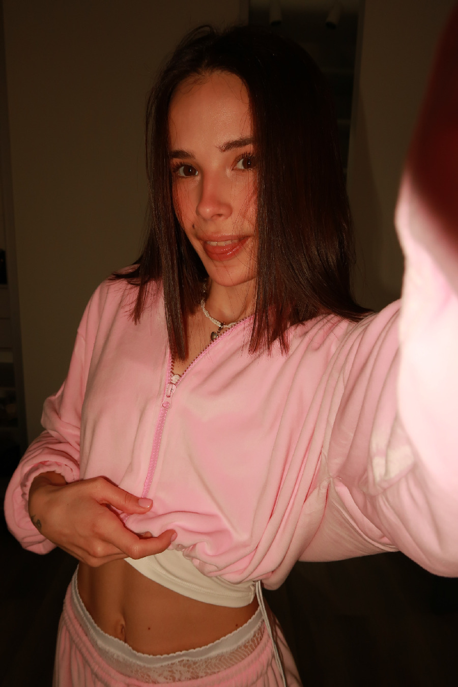 Tina brings the glow — live moments in Agra